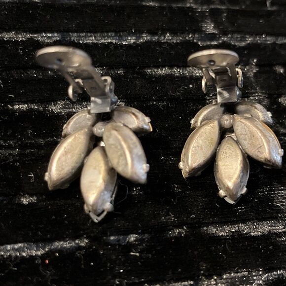 Vintage 1950s MCM Smokey Clear Rhinestone Cluster Clip On Earrings Marquise Leaf - Picture 5 of 6